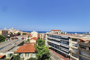 Two-bed apartment sea view 100 meters to the beaches in Antibes
